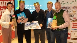 So sehen Sieger aus: Meinhard Eiter (2. von links) und Paul Meyer (Mitte) gewannen das Finale. ...