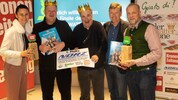 So sehen Sieger aus: Meinhard Eiter (2. von links) und Paul Meyer (Mitte) gewannen das Finale. ...