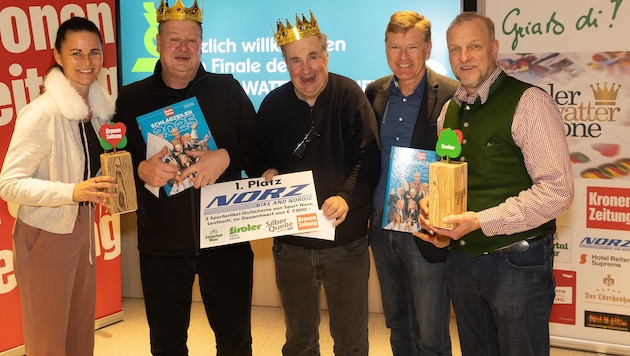 So sehen Sieger aus: Meinhard Eiter (2. von links) und Paul Meyer (Mitte) gewannen das Finale. ...