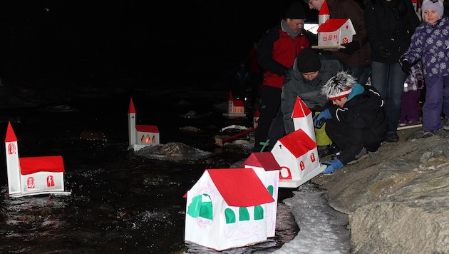 Die Kinder von Eisenkappel übergeben ihre sorgfältig gebastelten Kirchlein heute der Vellach.