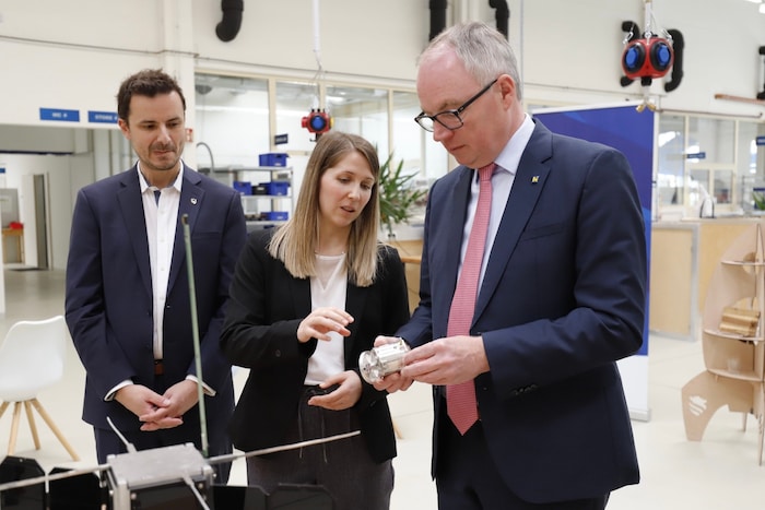 Die FOTEC-Wissenschafter Bernhard Seifert (li.) und Johanna Fries mit Landesvize Stephan ...