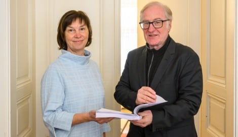 Apothekerin Susanne Engelbrechtsmüller und ihr Anwalt Manfred Harrer (o.) wandten sich an den ...