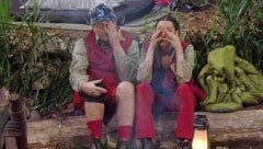 Hubert Fella und Simone Ballack weinen am Lagerfeuer.