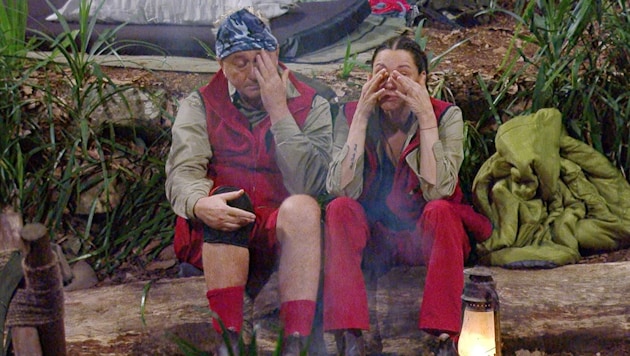 Hubert Fella und Simone Ballack weinen am Lagerfeuer.