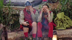 Hubert Fella und Simone Ballack weinen am Lagerfeuer.