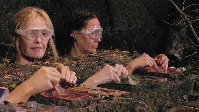 Mirja du Mont (l.) und Simone Ballack in der Dschungelprüfung „Die Genöhle-Höhle“