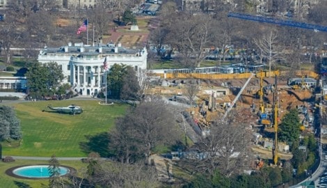 Der Ostflügel des Weißen Hauses wurde zur Baustelle. Dort soll ein Ballsaal entstehen.