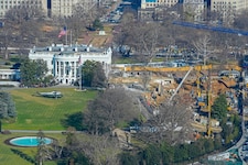 Der Ostflügel des Weißen Hauses wurde zur Baustelle. Dort soll ein Ballsaal entstehen.