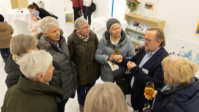 Beim Tag der offenen Tür herrschte großes Interesse. Hannes Stickler erklärte das Konzept.