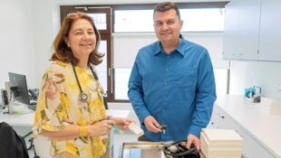 Medizinerin Manuela Baumann und Einrichtungsleiter Daniel Eder in einem der Behandlungsräume. 