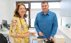 Medizinerin Manuela Baumann und Einrichtungsleiter Daniel Eder in einem der Behandlungsräume. 