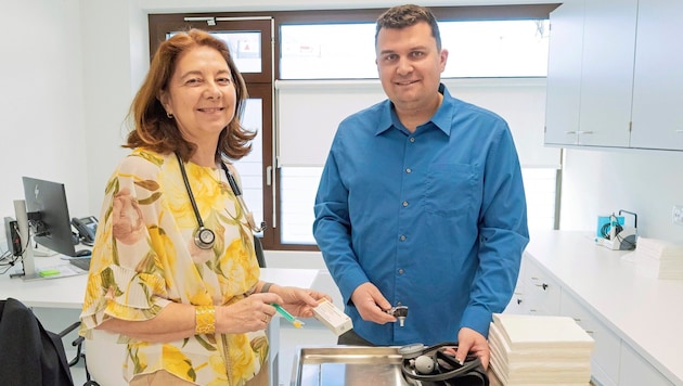 Medizinerin Manuela Baumann und Einrichtungsleiter Daniel Eder in einem der Behandlungsräume.