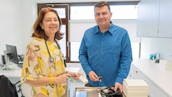 Medizinerin Manuela Baumann und Einrichtungsleiter Daniel Eder in einem der Behandlungsräume. 