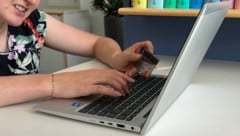 Eine Frau zahlte zwei Jahre lang Zigtausende Euro an einen Betrüger, der sich als Arzt ausgab. ...