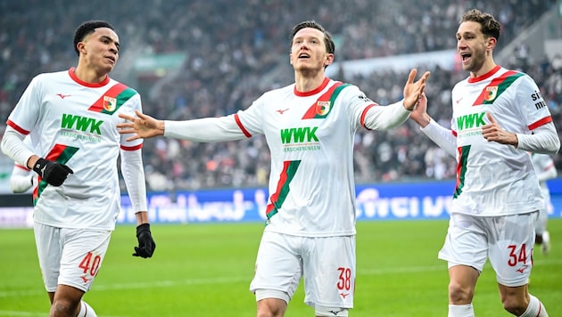 Die Erlöser-Pose steht ihm gut – Michael Gregoritsch hat den FC Augsburg per Doppelpack zum Sieg ...