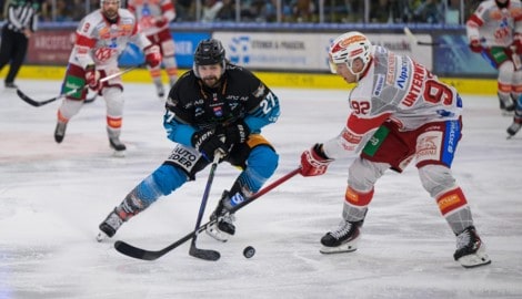 Die Black Wings um St-Amant (l.) wollen erstmals gegen den KAC siegen. 