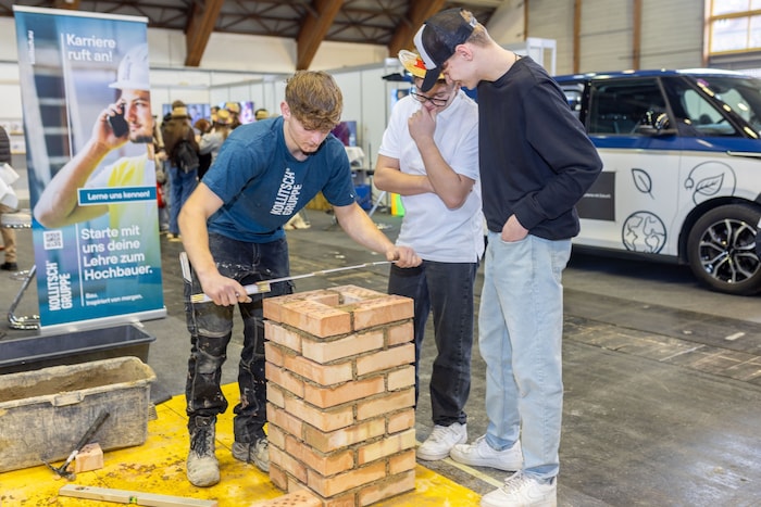 „Lebende Baustelle“: Die Maurer bauten eine Ziegelwand.