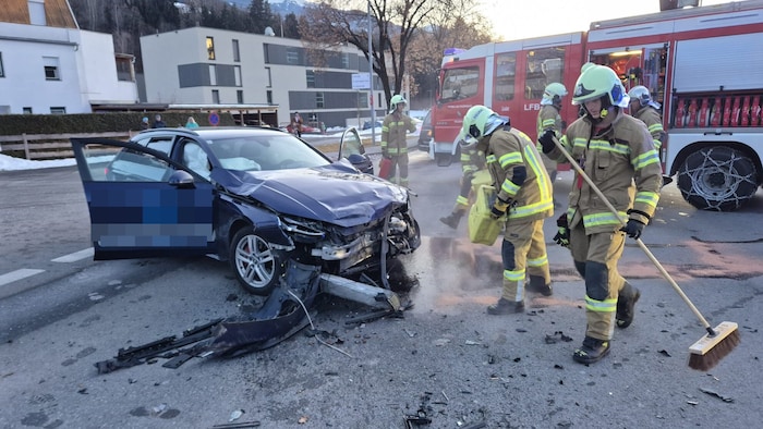 Auch der Pkw wurde schwer beschädigt.