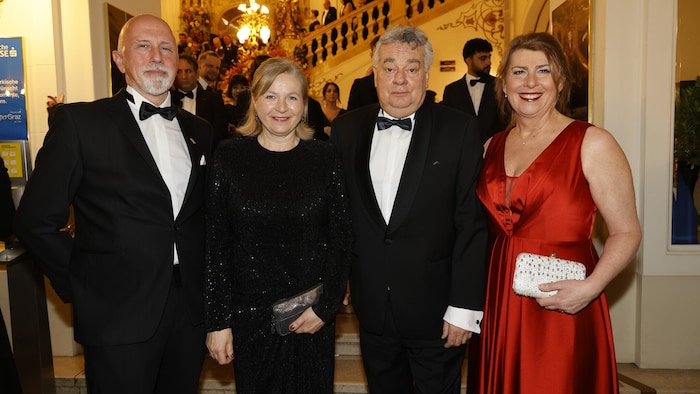 Vizebürgermeisterin Judith Schwentner mit Thomas Wolkinger, Werner Kogler mit Sabine Jungwirth.
