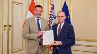Im Amt bestätigt: Innenminister Gerhard Karner (re.) hob Holzers „strategischen Weitblick“ ...