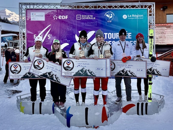 Veronika und Elisabeth Aigner (Mitte) sowie Elina Stary und Guide Stefan Winter bei der ...