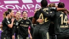 Eileen Campbell (4. v. li.) strahlte: Sie verbuchte zwei Tore und einen Assist beim 4:2-Sieg von ...