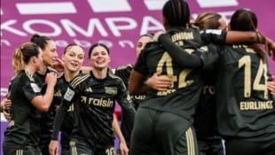 Eileen Campbell (4. v. li.) strahlte: Sie verbuchte zwei Tore und einen Assist beim 4:2-Sieg von ...