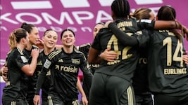 Eileen Campbell (4. v. li.) strahlte: Sie verbuchte zwei Tore und einen Assist beim 4:2-Sieg von ...