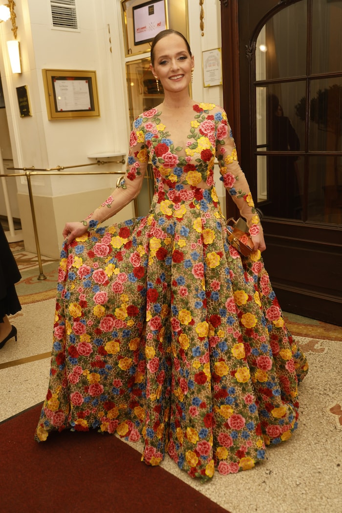 Designerin Eva Poleschinski, die auch für die Diademe der Debütantinnen verantwortlich zeichnet, ...