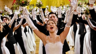 Pure Lebensfreude bei der Eröffnung durch die 56 Polonaise-Paare. 