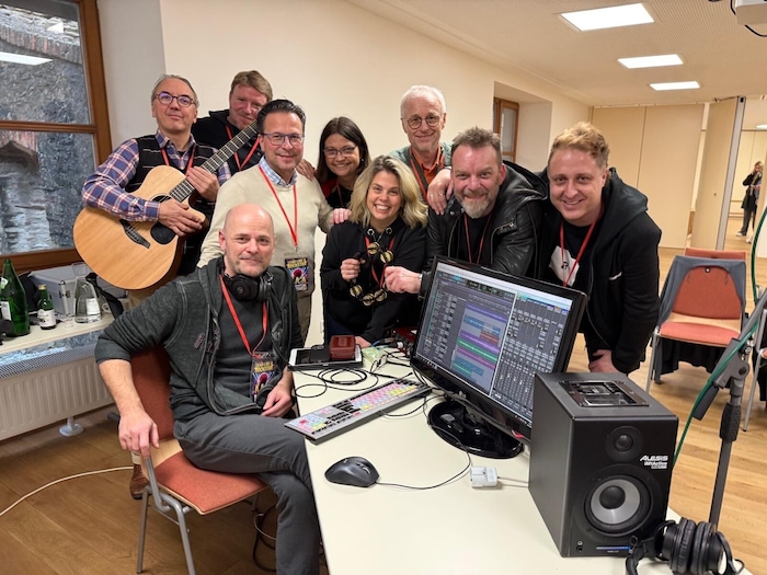 Jerry Meehan (2. v. re.) mit Claudia Priber (M.), Stefan Trenker (re.) und KBB-Mitarbeitern