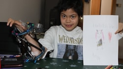 Mit nur vier Fingern malt My Duyen ihre Welt bunt. Sie lacht viel und zeigt mit jedem Bild, wie ...