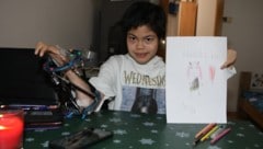 Mit nur vier Fingern malt My Duyen ihre Welt bunt. Sie lacht viel und zeigt mit jedem Bild, wie ...