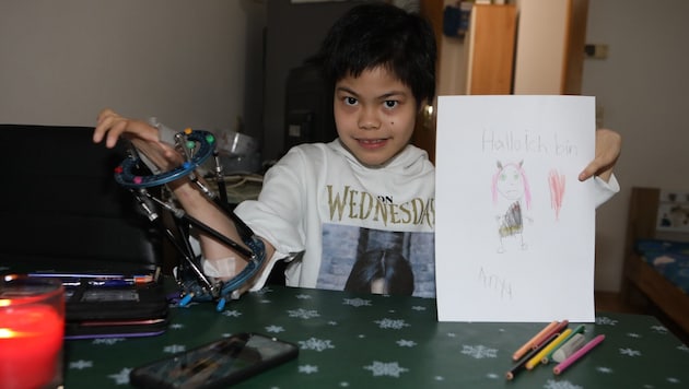 Mit nur vier Fingern malt My Duyen ihre Welt bunt. Sie lacht viel und zeigt mit jedem Bild, wie ...