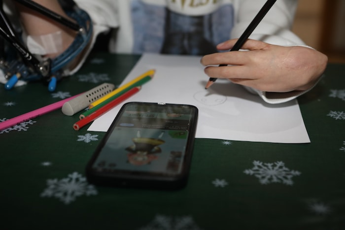 Mit vier Fingern hält My Duyen den Stift. Zeichnen gehört zu den Dingen, die ihr besonders ...