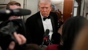 Trump sprach an Bord der Air Force One mit Reportern.