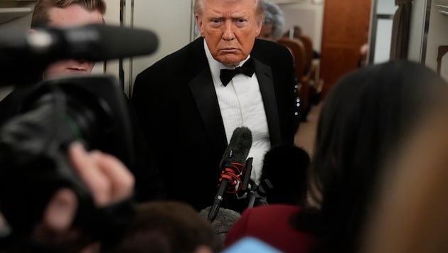 Trump sprach an Bord der Air Force One mit Reportern.