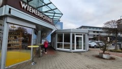 Wienerroither baut auch bei der Uni um. Der Betrieb für Anrainer und Studierende läuft derweil ...