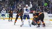 Auston Matthews von den Toronto Maple Leafs jubelt – zum Leidwesen der Vancouver Canucks.