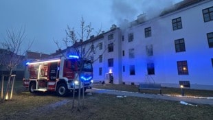 Die Wohnung im Erdgeschoß stand in Vollbrand, als die Einsatzkräfte eintrafen.