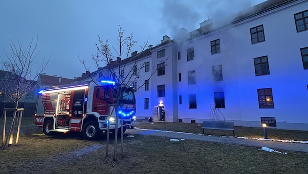 Die Wohnung im Erdgeschoß stand in Vollbrand, als die Einsatzkräfte eintrafen.