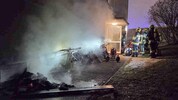 Dichter Rauch drang aus dem Keller, als die Feuerwehrleute am Einsatzort eintrafen. 