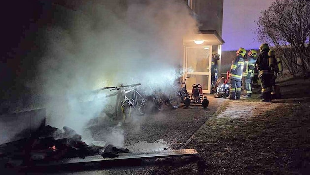 Dichter Rauch drang aus dem Keller, als die Feuerwehrleute am Einsatzort eintrafen.
