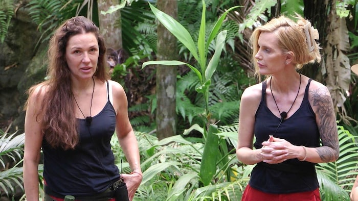 Am Lagerfeuer erzählt Simone Ballack (l.) der Gruppe offen von ihren übersinnlichen Erlebnissen ...