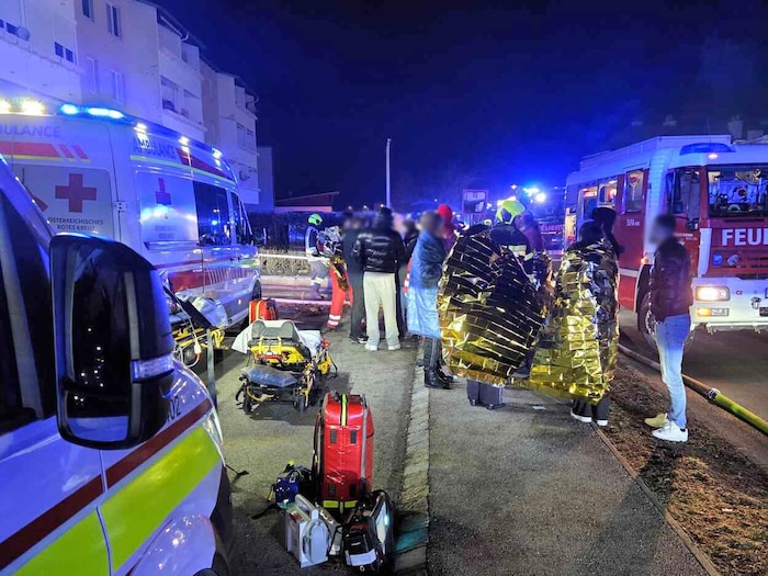 Die Hausbewohner wurden von den Sanitätern mit Decken versorgt.