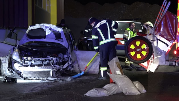 Das Auto ist nach dem Überschlag reif für die Schrottpresse.