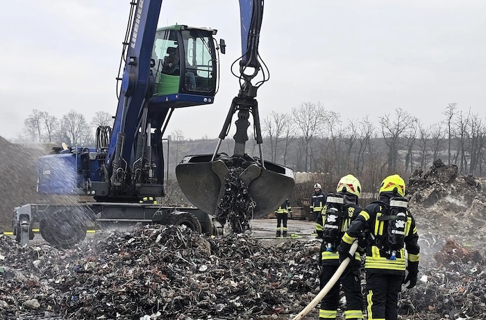 Schreddermaterial musste abgelöscht werden.