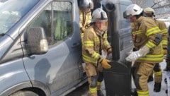 Die Feuerwehr holte den Ofen aus dem Auto des Briten.