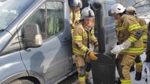 Die Feuerwehr holte den Ofen aus dem Auto des Briten.
