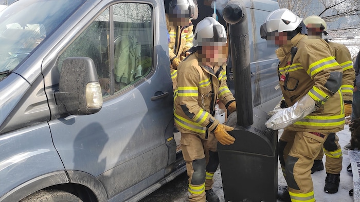 Die Feuerwehr holte den Ofen aus dem Auto des Briten.